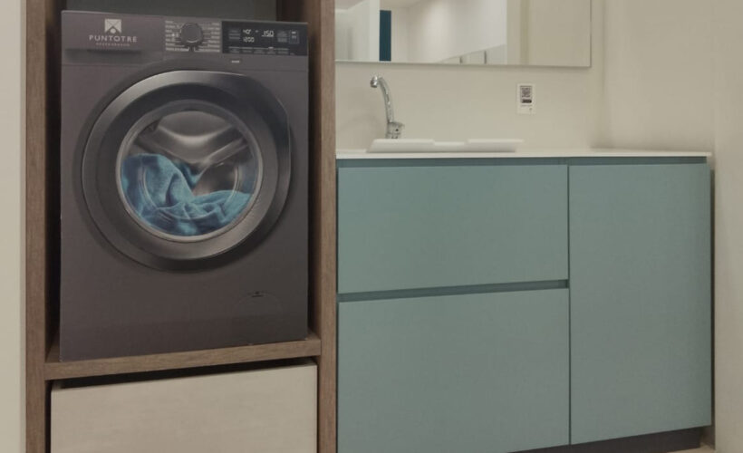 Mobile bagno verde con sistema per lavatrice
